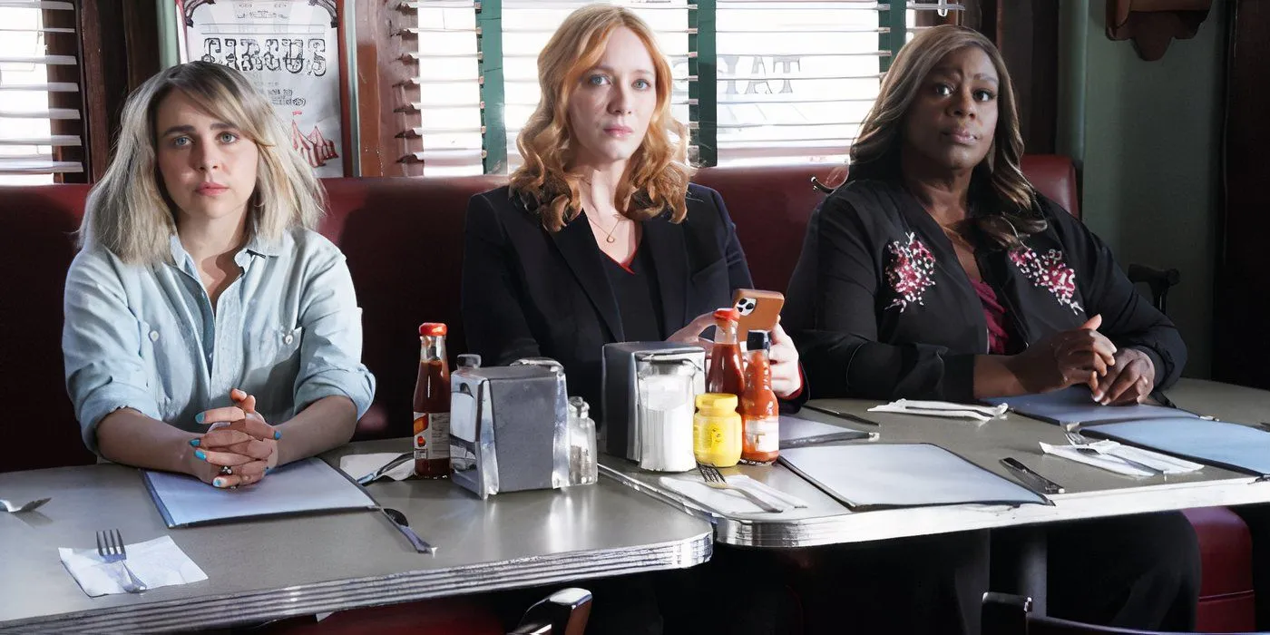 Beth, Ruby, and Annie sitting together in a diner in Good Girls' finale.