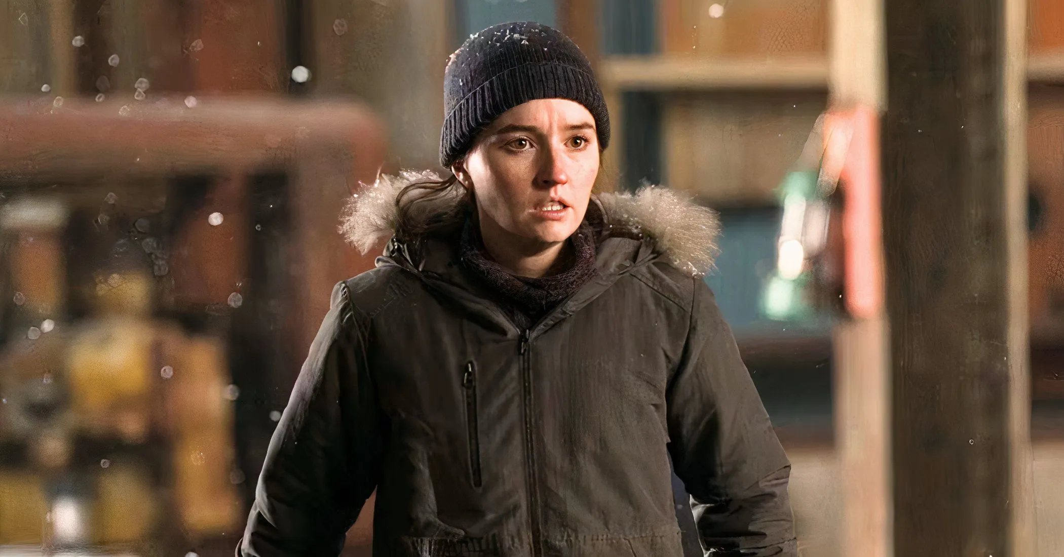 Kaitlyn Dever on set