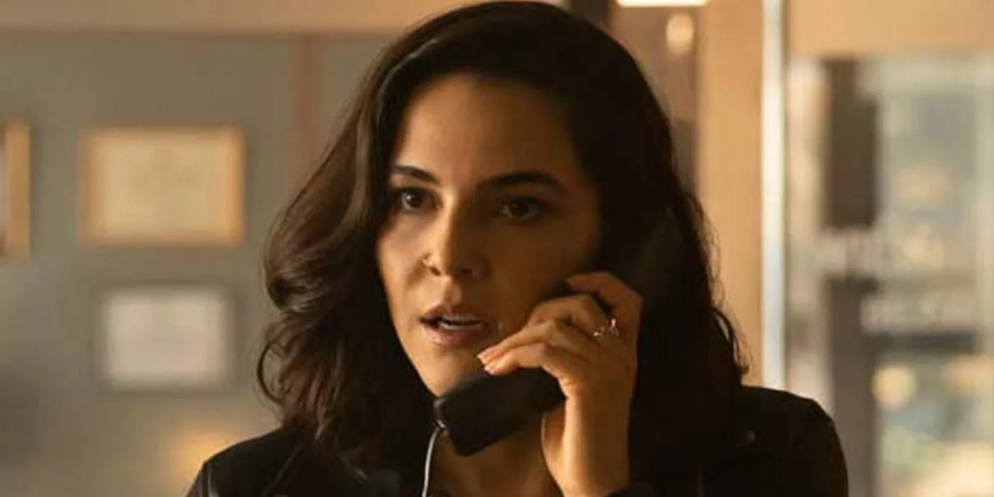 Veronica (Taina Muller) on the phone in Good Morning Veronica. Veronica (Taina Muller) on the phone in Good Morning Veronica.