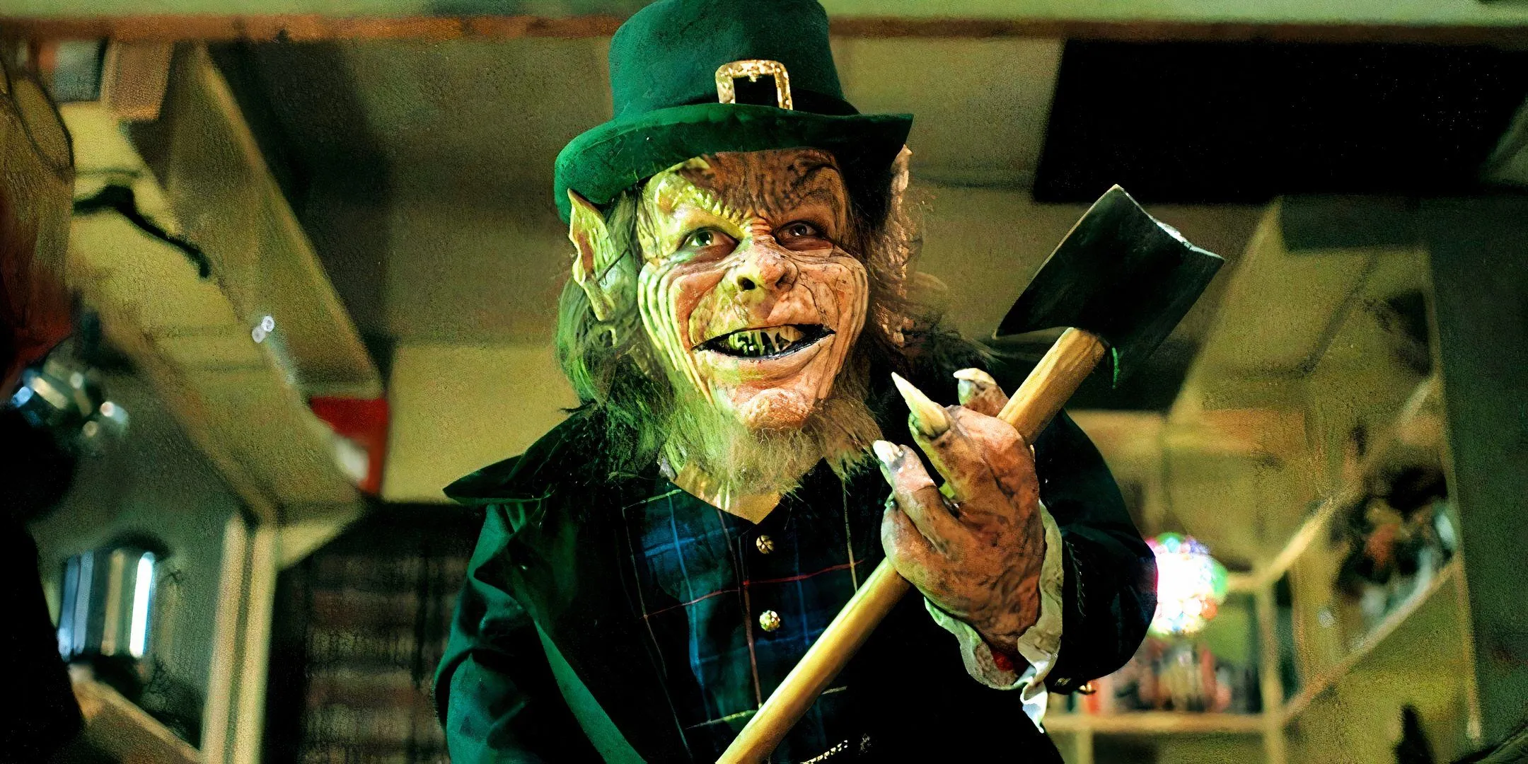 Warwick Davis holding an ax while grinning in Leprechaun 3