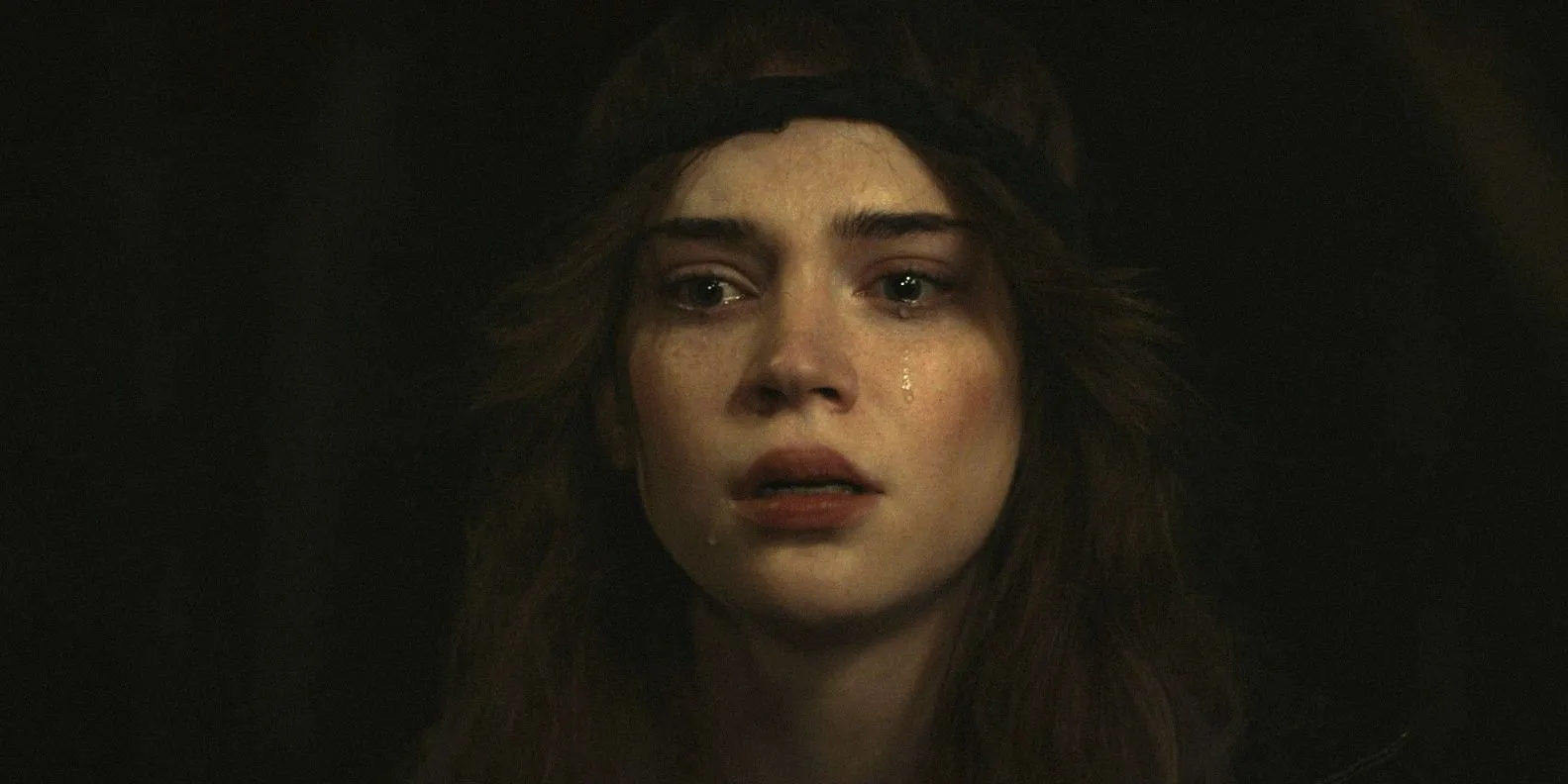 Teen Natalie crying at night in Yellowjackets season 3 episode 9 Teen Natalie crying at night in Yellowjackets season 3 episode 9