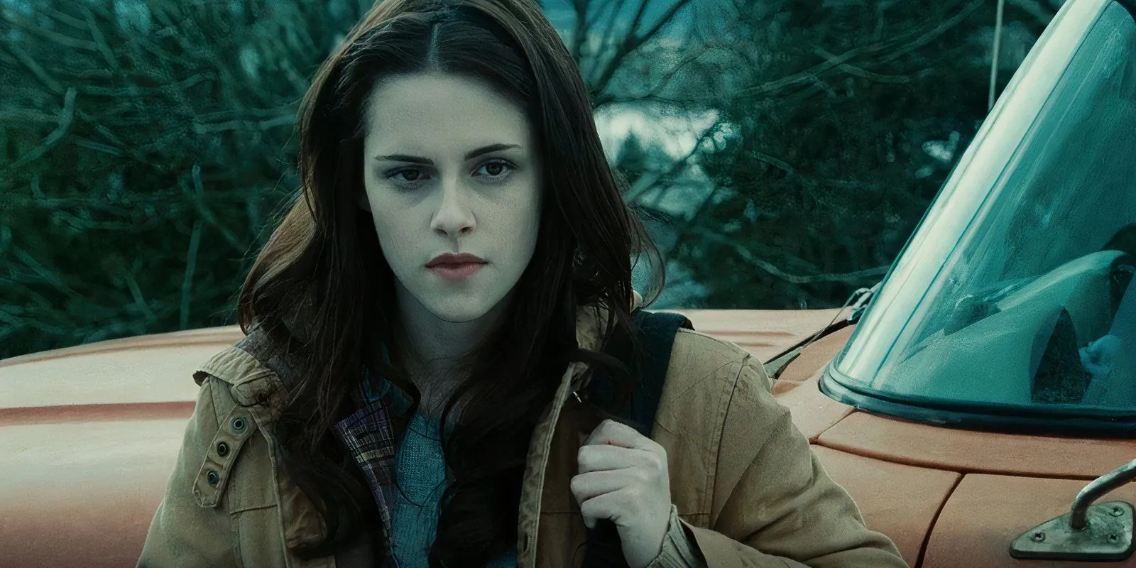 Kristen Stewart as Bella Swan standing by her truck. Kristen Stewart as Bella Swan standing by her truck.