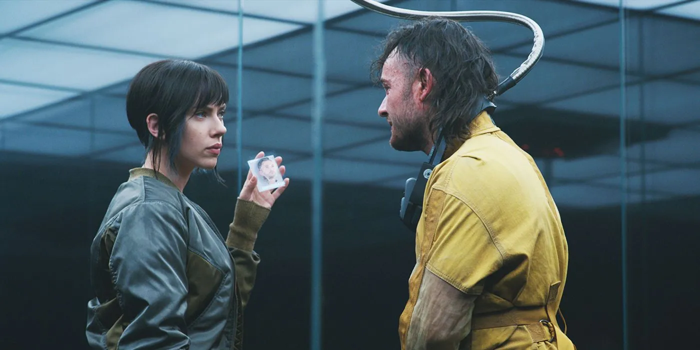 Scarlett Johansson talking to the Skinny Man in Ghost in the Shell Scarlett Johansson talking to the Skinny Man in Ghost in the Shell
