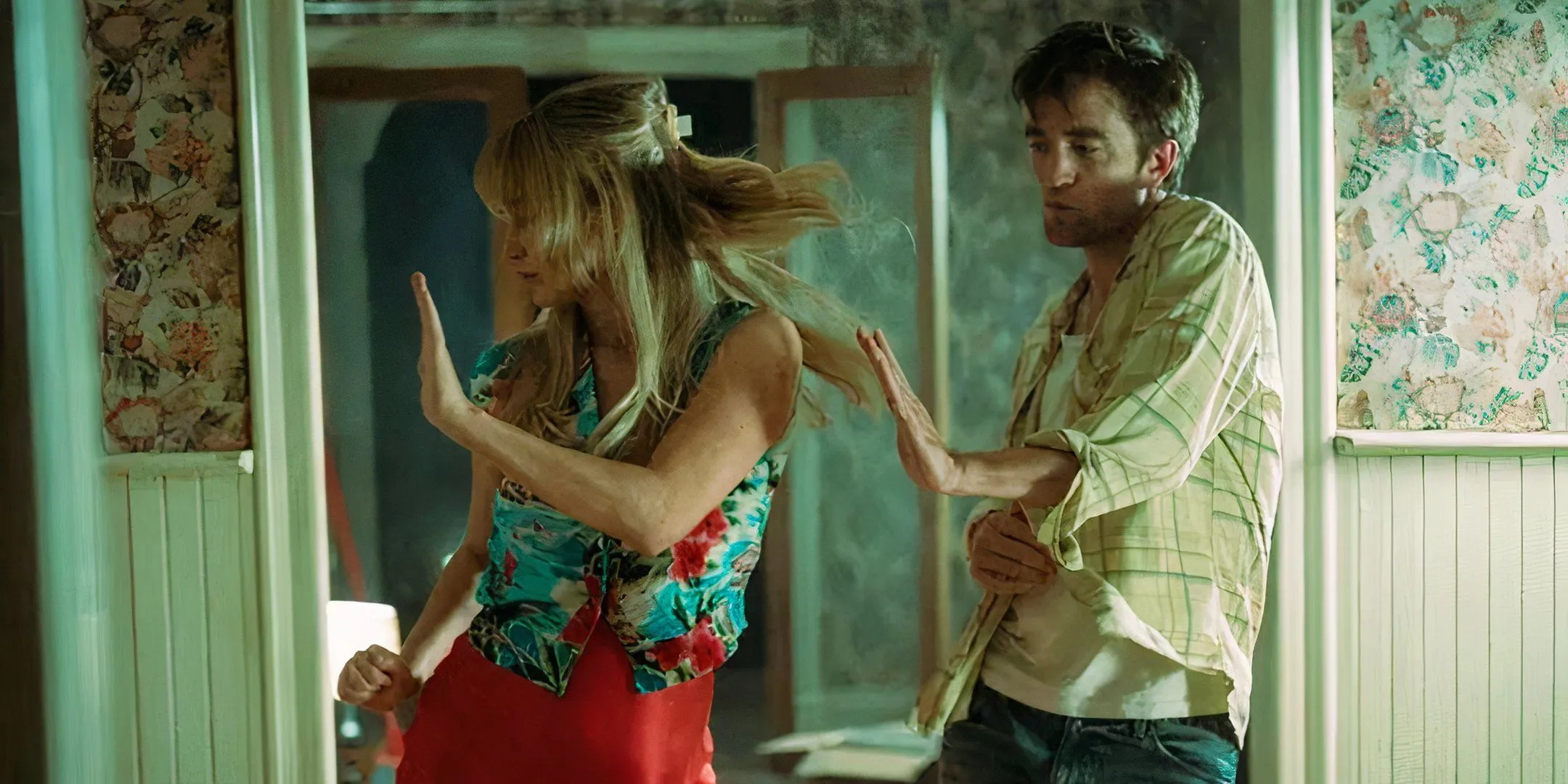 Jennifer Lawrence and Robert Pattinson dancing in Die, My Love Jennifer Lawrence and Robert Pattinson dancing in Die, My Love